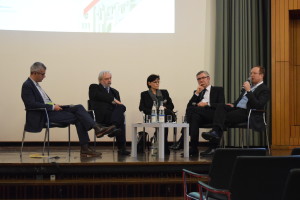 Die TeilnehmerInnen der Abschlussdiskussion: Dr. Christian Wacker (museOn, Universität Freiburg), Dr. Michael Henker (Präsident ICOM Deutschland), Prof. Dr. Pia Müller-Tamm (Staatliche Kunsthalle Karlsruhe) , Prof. Dr. Ernst Seidl (Universität Tübingen) und Dr. Tilmann von Stockhasen (Städtische Museen Freiburg); Foto: Uni Freiburg, museOn