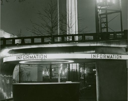 Manuscripts and Archives Division, The New York Public Library. "Information Booths - Booth at night" The New York Public Library Digital Collections. 1935 - 1945. (Ausschnitt) http://digitalcollections.nypl.org/items/5e66b3e9-09d2-d471-e040-e00a180654d7