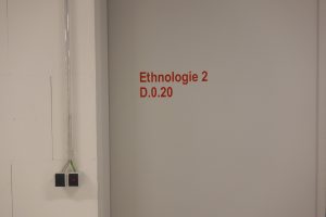 Tür zum Depotraum Ethnologie im Zentralen Kunstdepot der Städtischen Museen Freiburg, Foto: Museum Natur und Mensch, Städtische Museen Freiburg