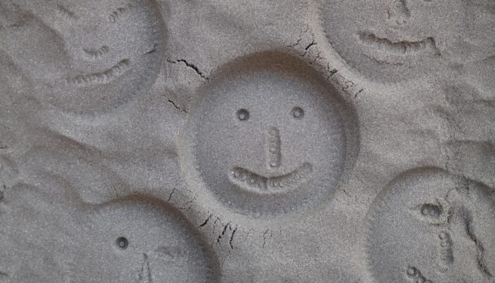 Smileys im Sand