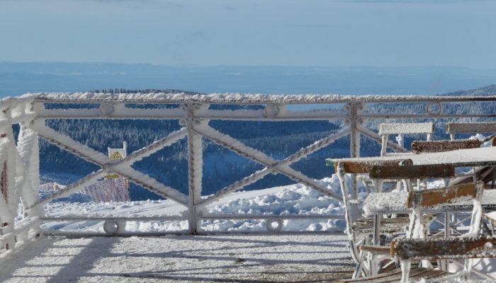 stuehle_terasse_schnee